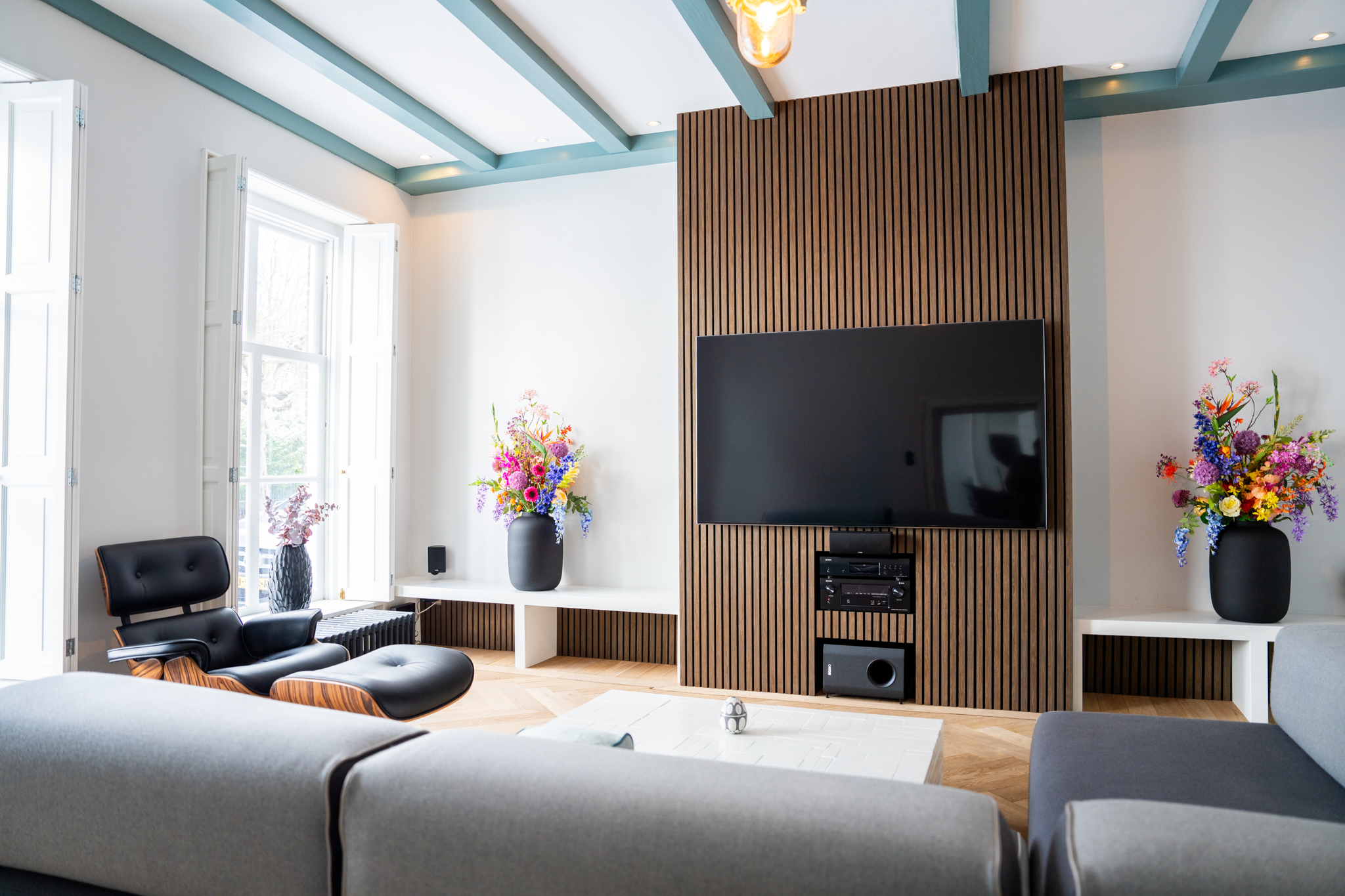 De veelzijdige voordelen van houten wandpanelen. Woonkamer met cinewall met houten wandpanelen