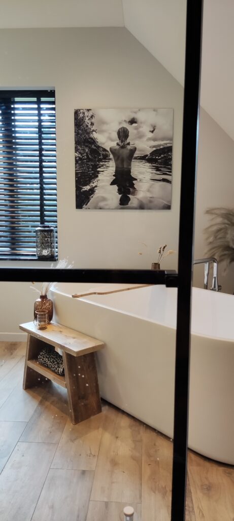 zolderbadkamer met schuine wanden vrijstaand bad wit