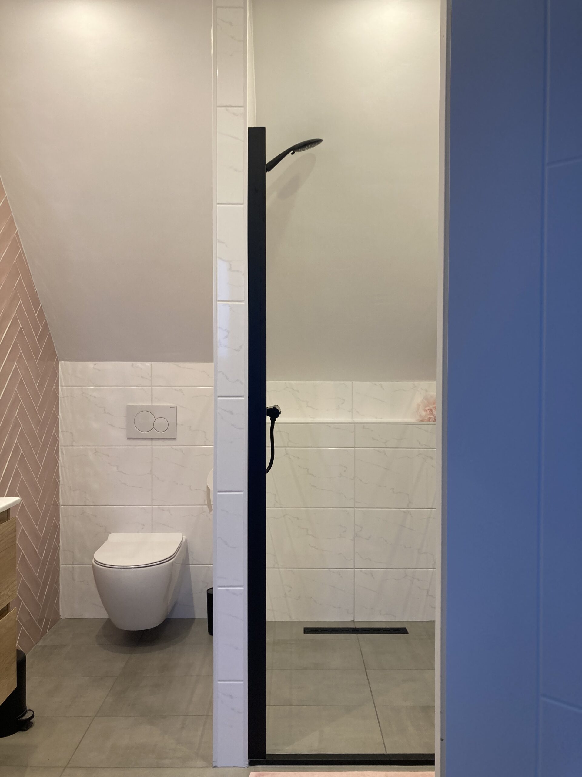 zolderbadkamer schuine wanden toilet en douchehoek en visgraattegels