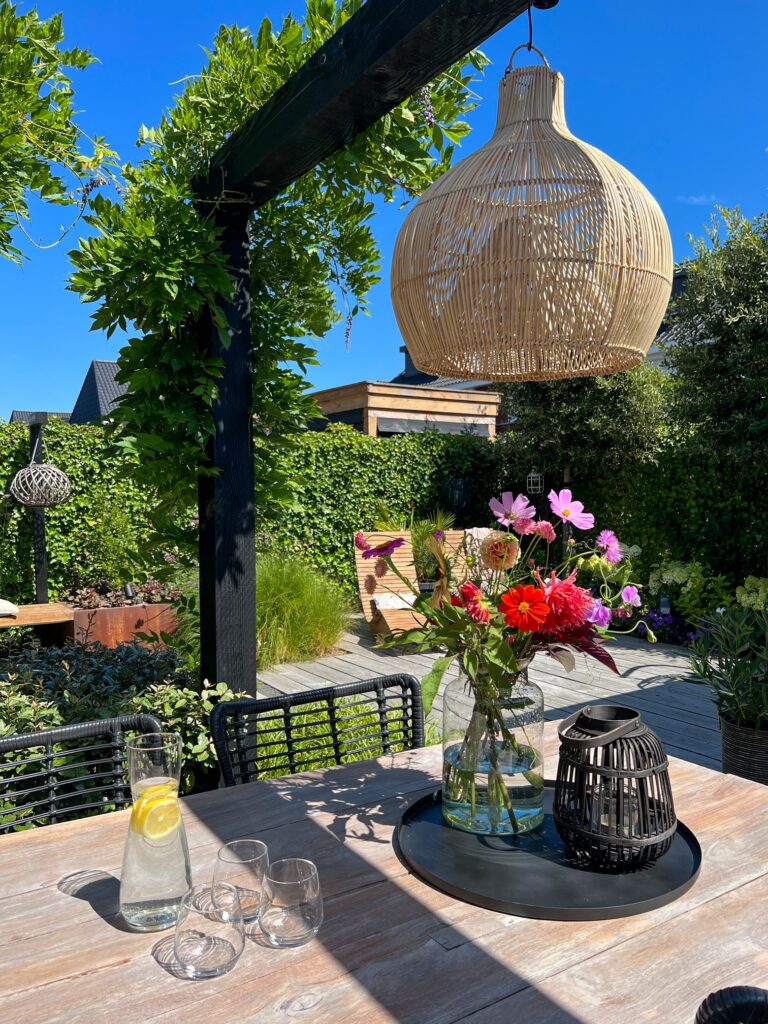 7 tips tuin ontwerpen pergola met hanglamp