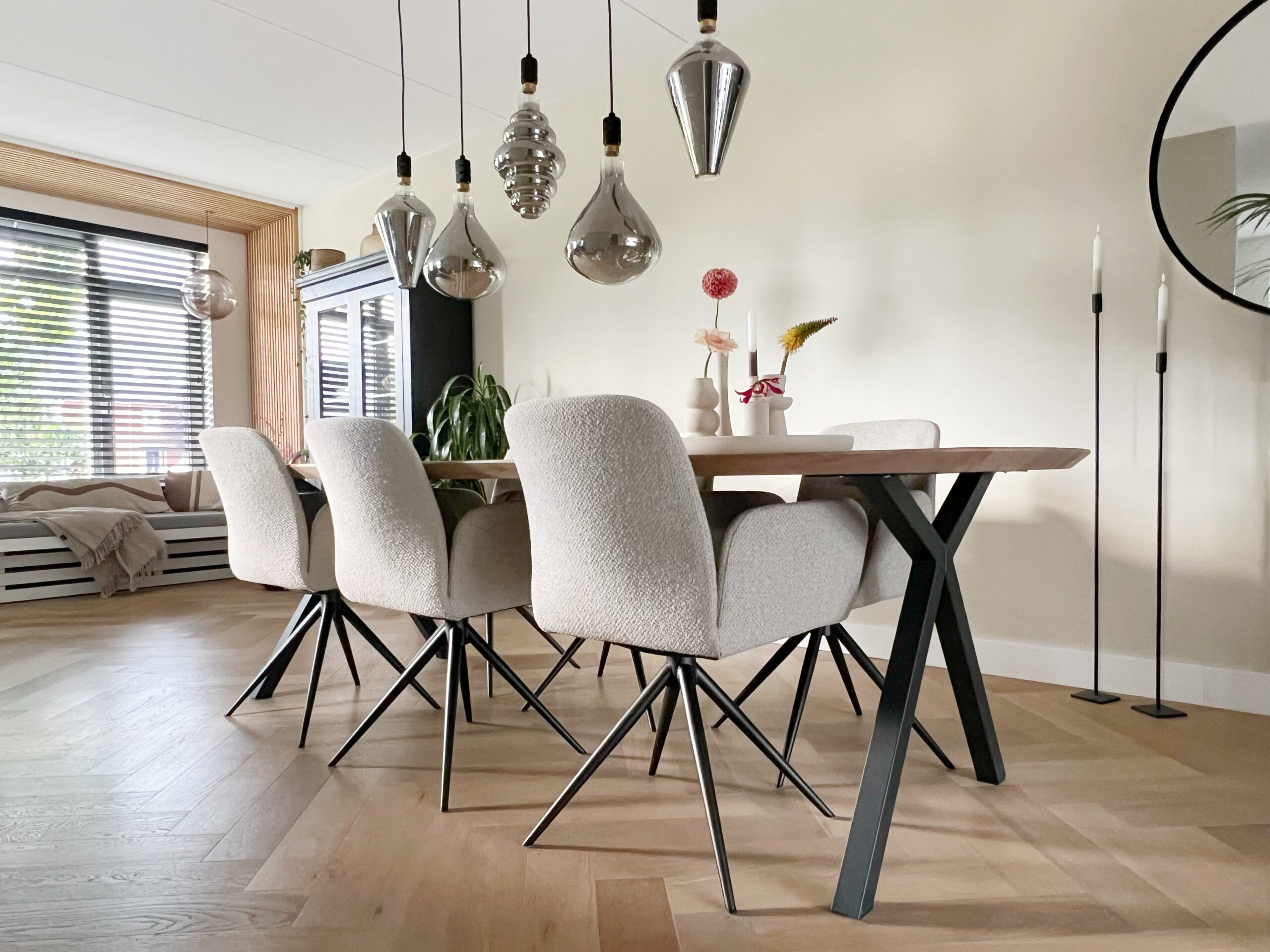 Tia eetkamerstoelen: de perfecte balans van comfort, stijl en praktisch gemak