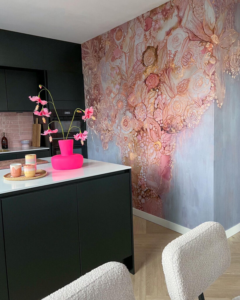interieurtrend behang roze goud zwarte keuken