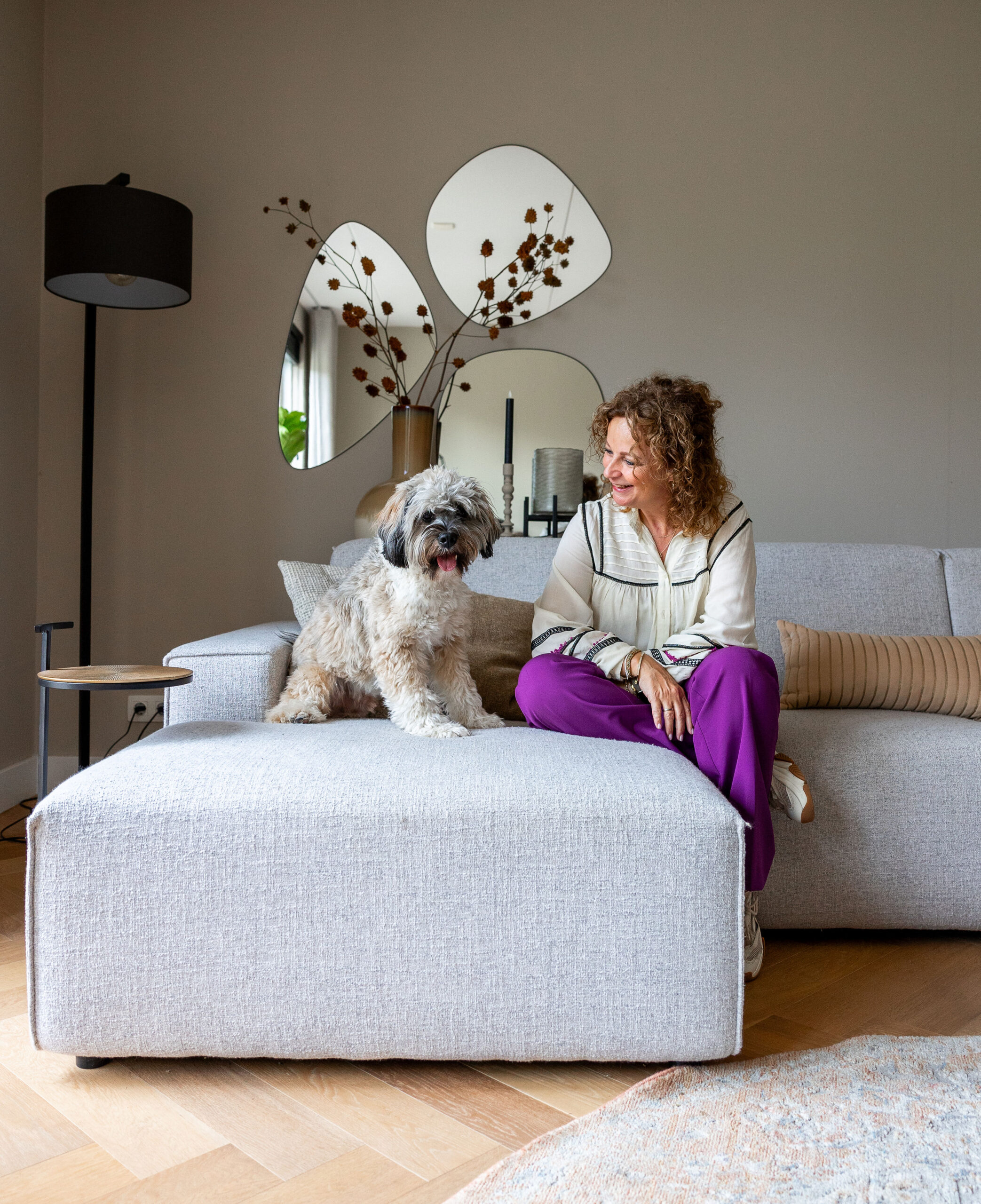 myhomeofzodiac woonblogger studio zodiac UGC creator content creator interieur influecer Thera van myhomeofzodiac woonblogger studio zodiac UGC creator content creator interieur influecer samen met haar hond in haar woonkamer