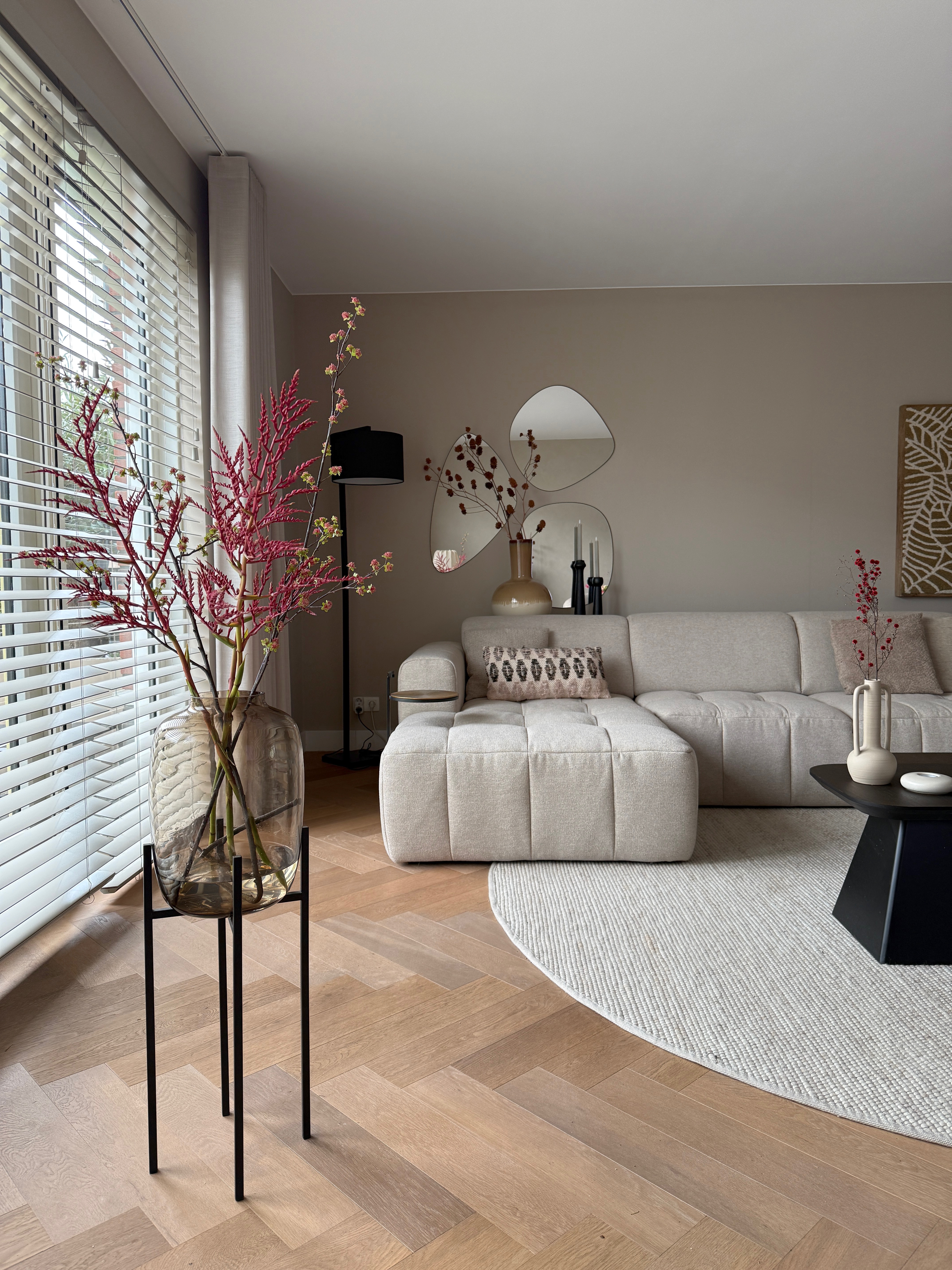 sidetable achter bank japandi interieur sidetable achter bank japandi interieur