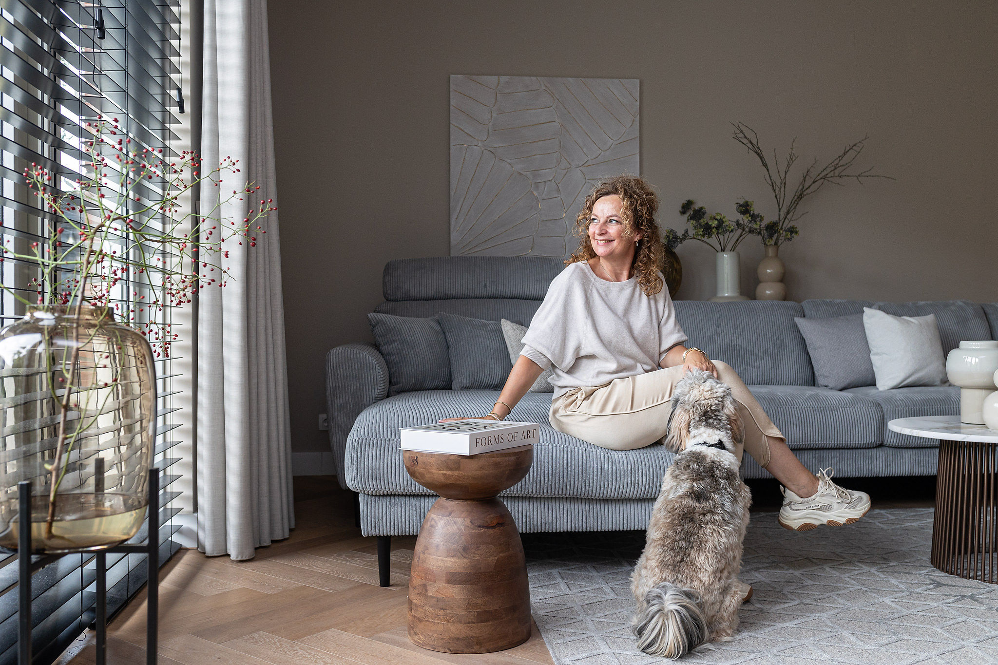 contact studio zodiac myhomeofzodiac interieur influencer Thera van Studio Zodiac (myhomeofzodiac) interieur influencer en content creator in haar woonkamer met haar hond Dexx