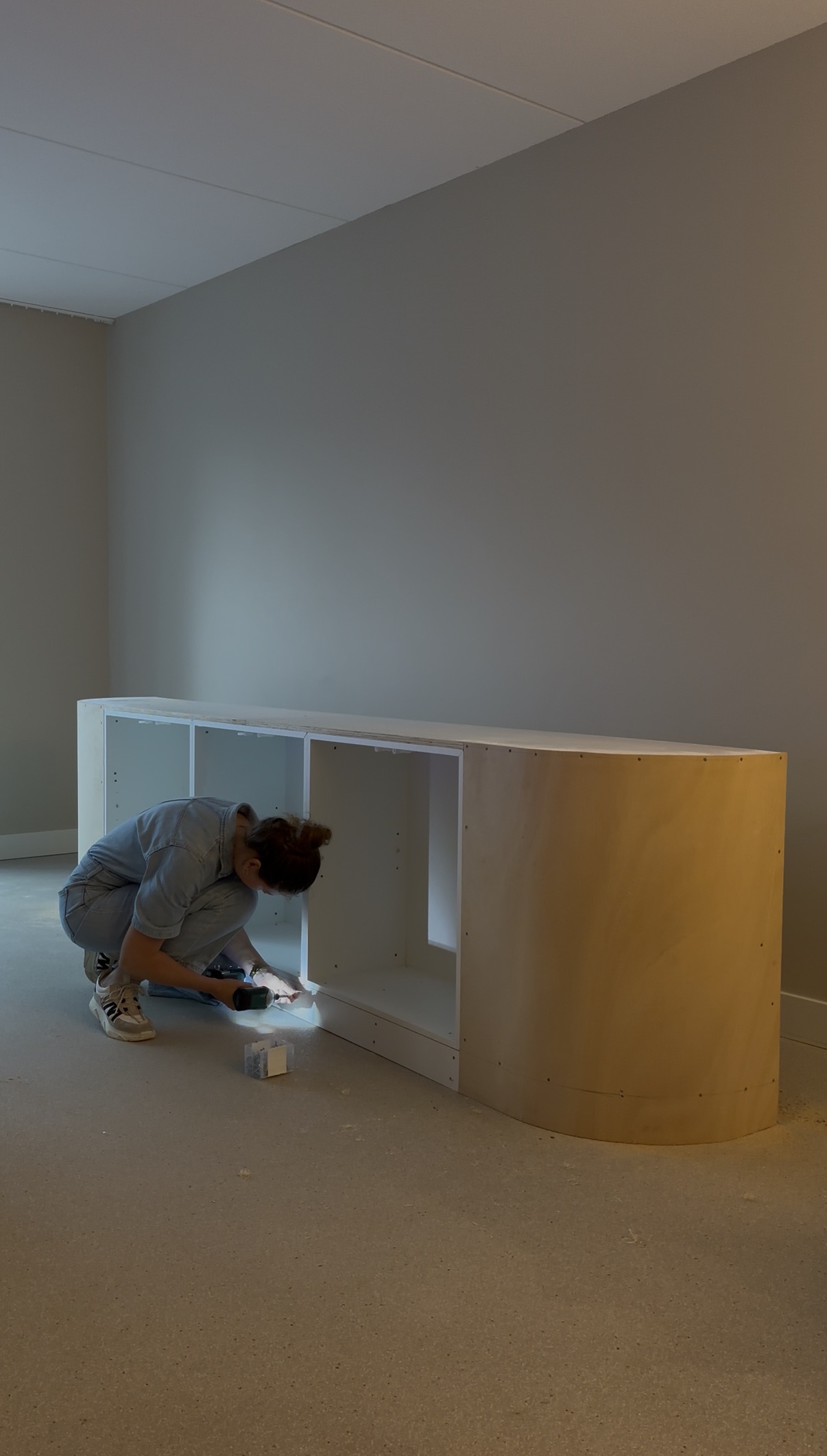 DIY japandi dressoir zelf maken IKEA EKET Hack plint plaatsen