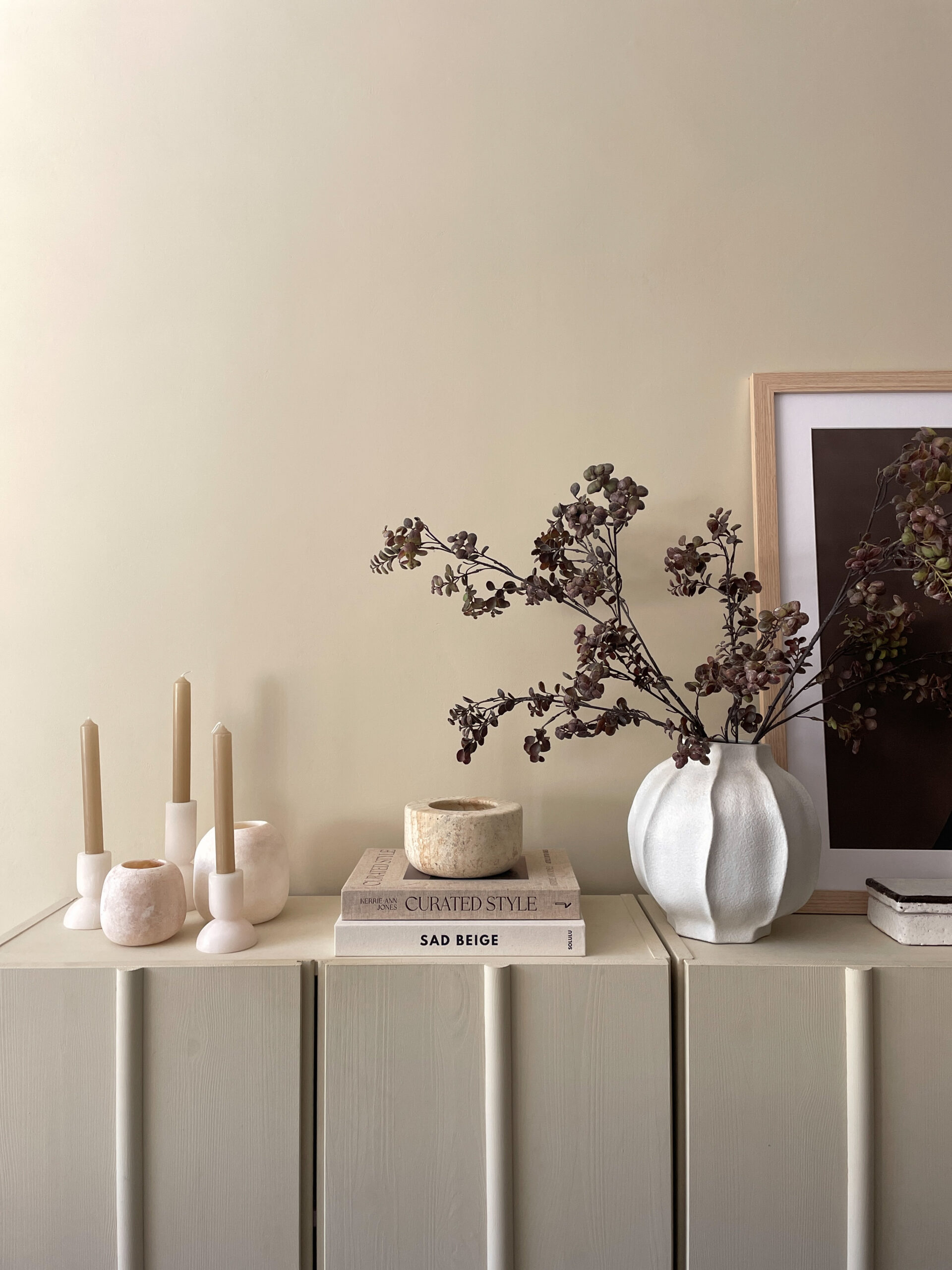 kunsttak in vaas op dressoir