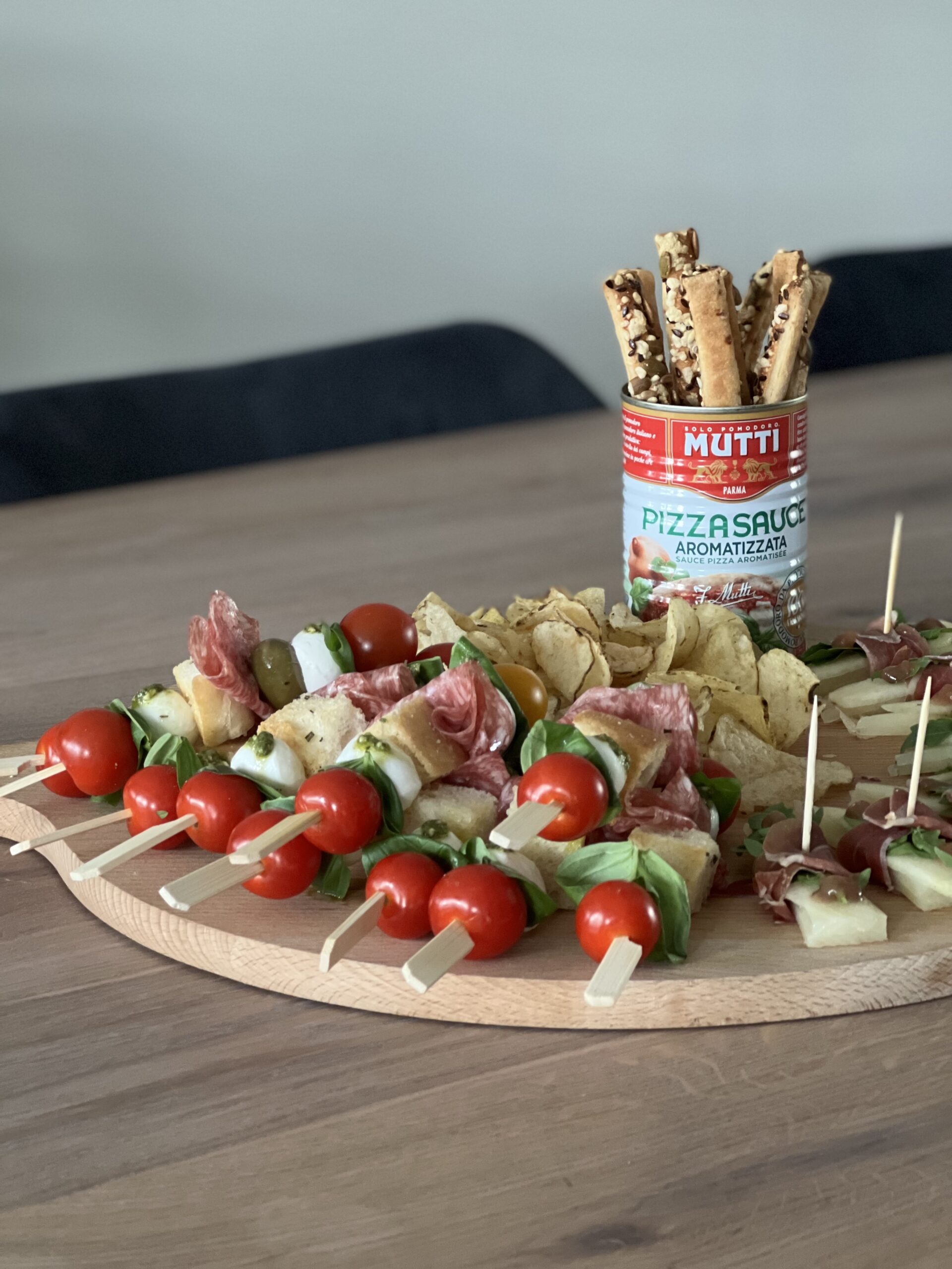 borrelplank italiaanse hapjes tuin caprese spiesjes