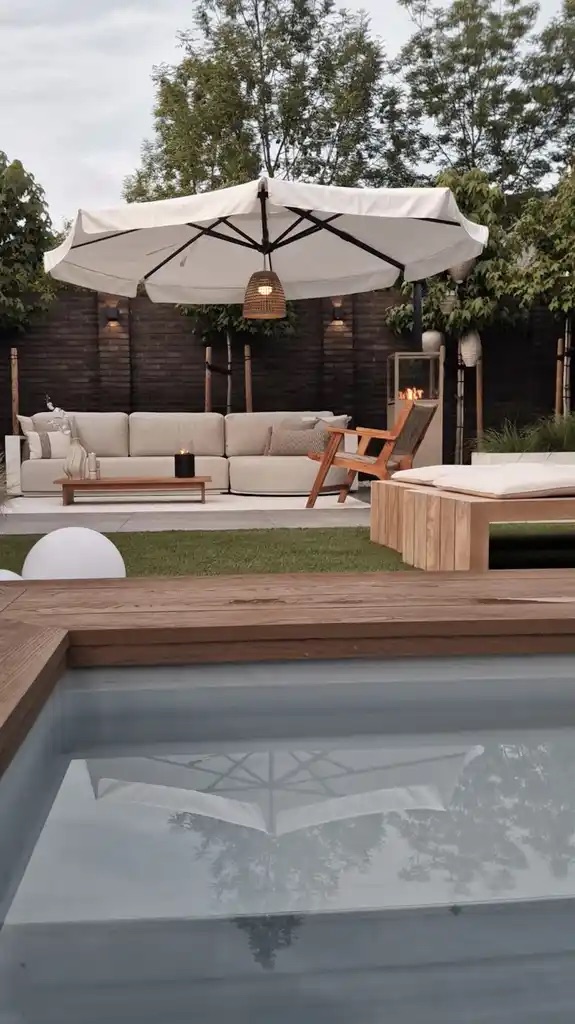 loungeplek bij zwembad tuin