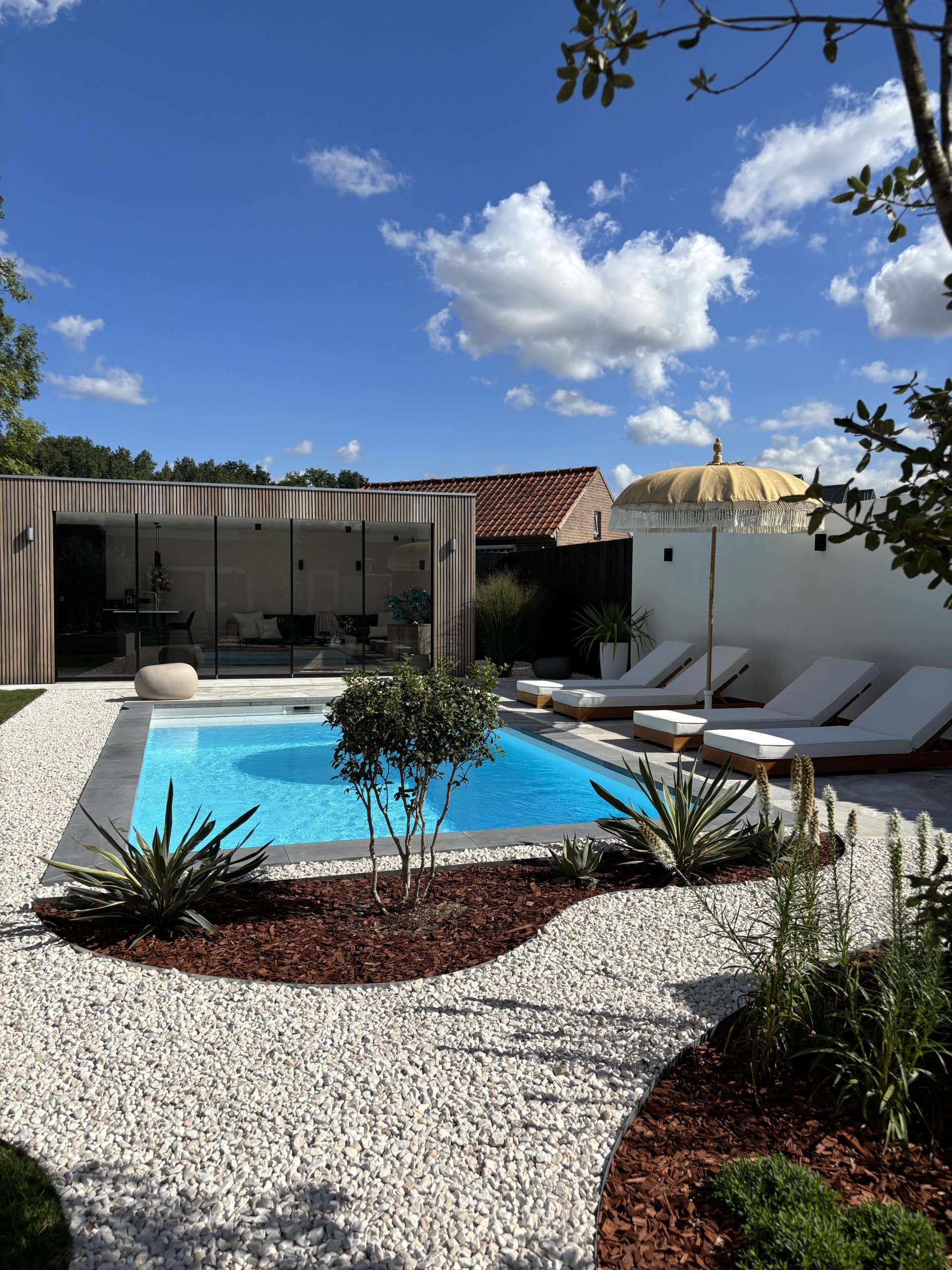 zwembad in moderne tuin met overkapping