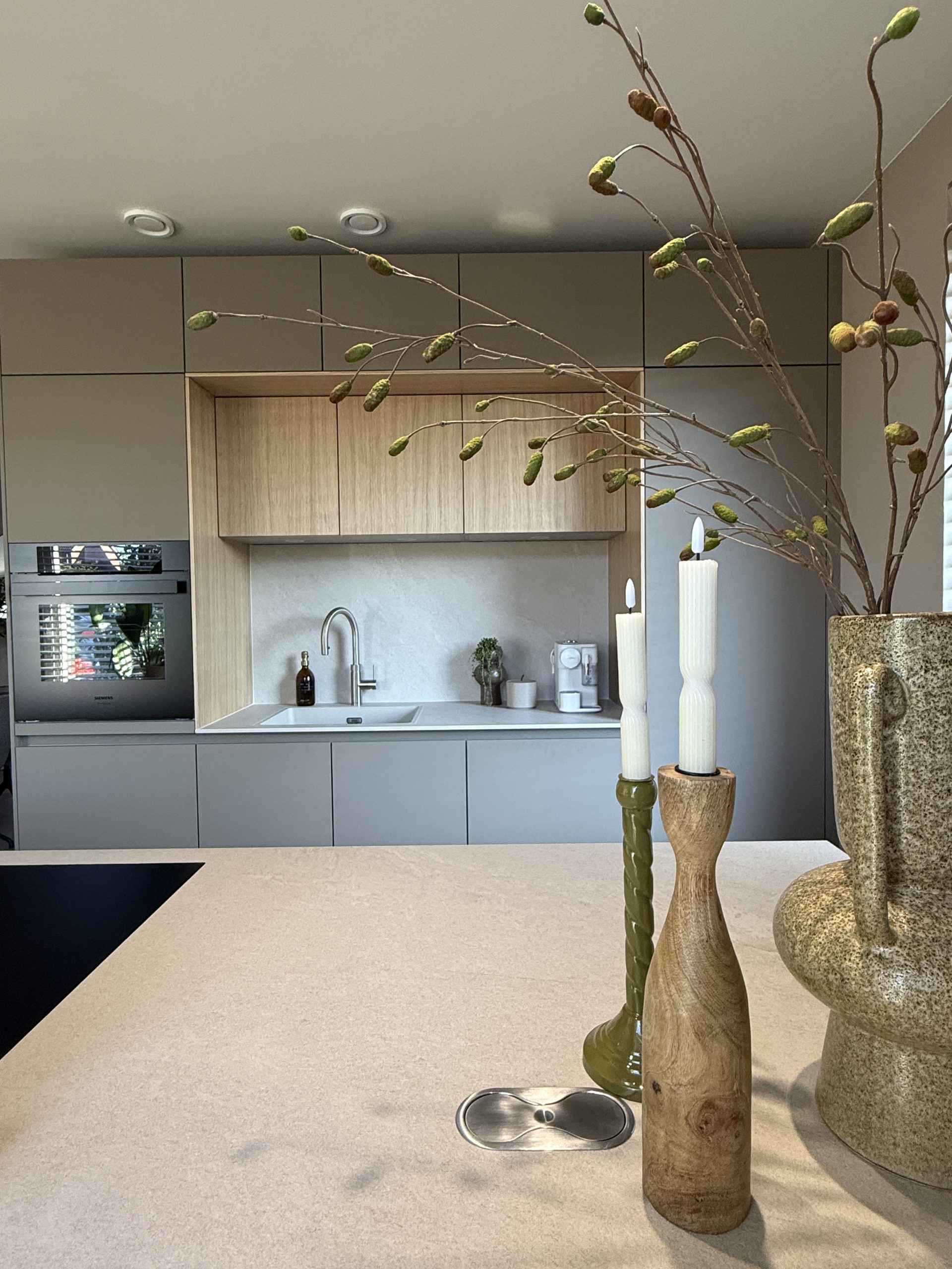 nis in keuken met spoelbak beige